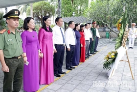 Phu Tho delegation offers incense in tribute to heroic martyrs at Vi Xuyen National Martyrs' Cemetery