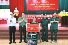 Minister of Public Security Luong Tam Quang visits and presents gifts at Provincial Nursing Center for Meritorious People
